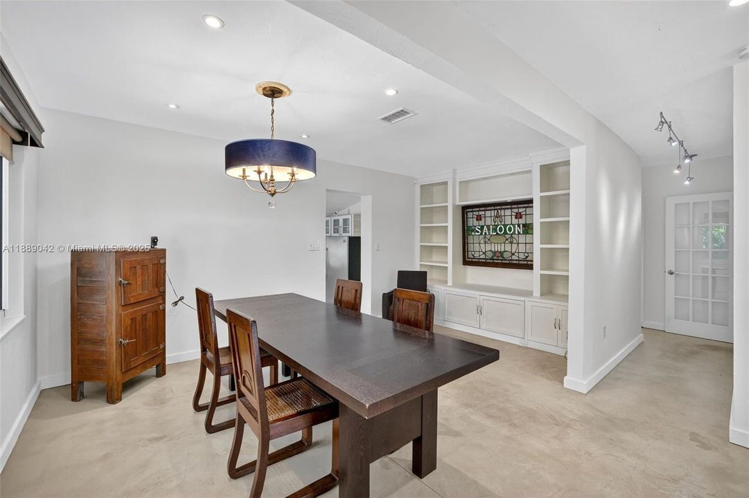 合同活跃: $890,000 (2 贝兹, 2 浴室, 1564 平方英尺)