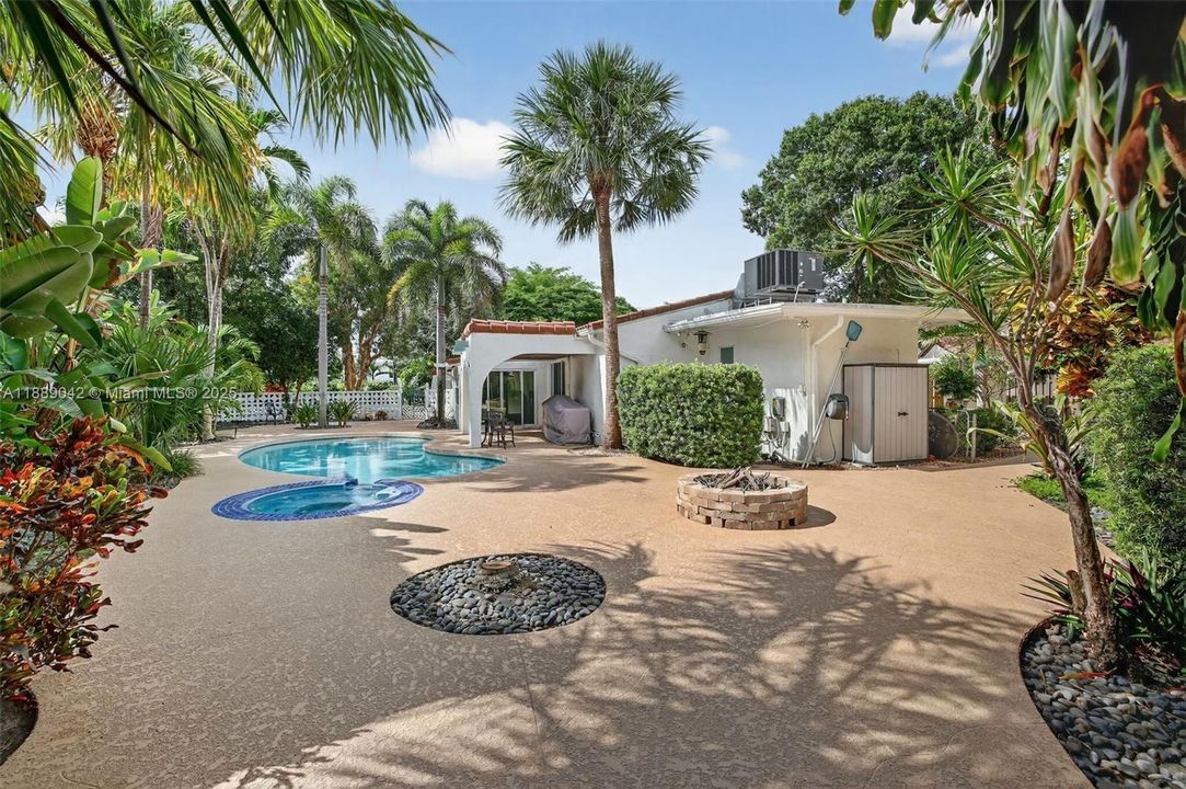 合同活跃: $890,000 (2 贝兹, 2 浴室, 1564 平方英尺)