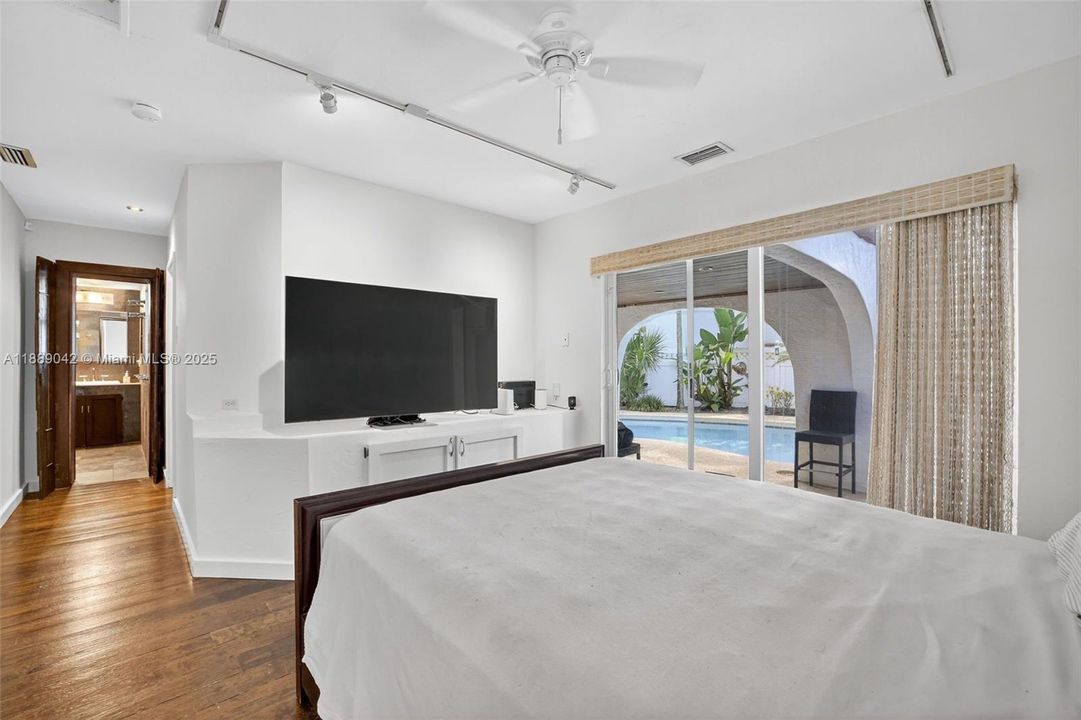 合同活跃: $890,000 (2 贝兹, 2 浴室, 1564 平方英尺)