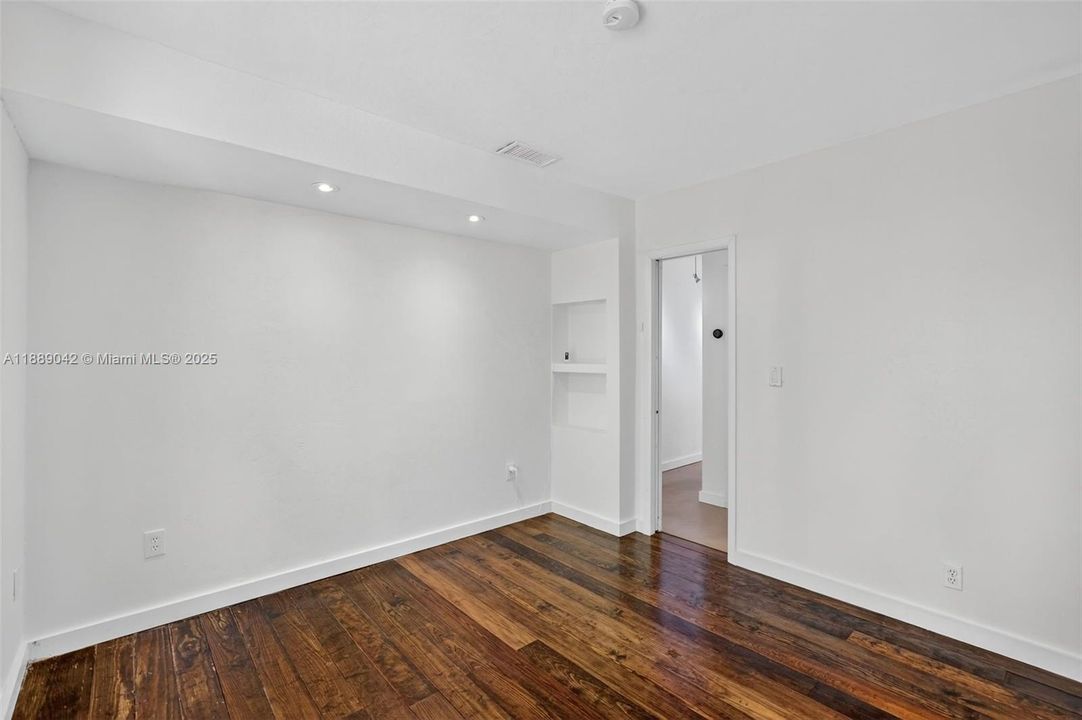 合同活跃: $890,000 (2 贝兹, 2 浴室, 1564 平方英尺)