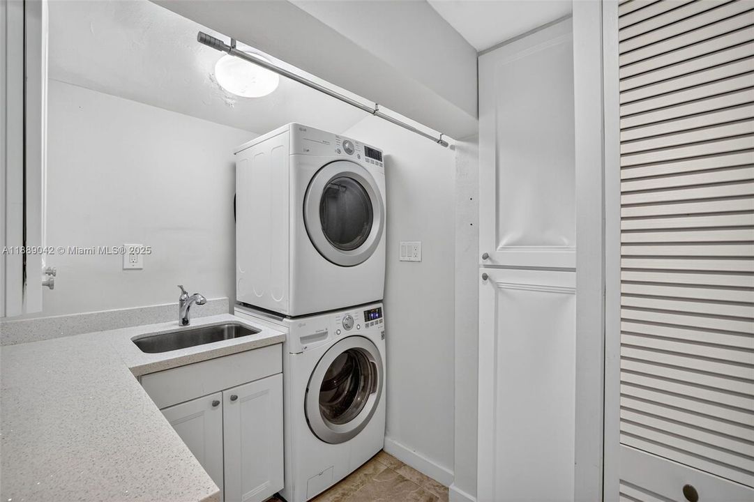 合同活跃: $890,000 (2 贝兹, 2 浴室, 1564 平方英尺)