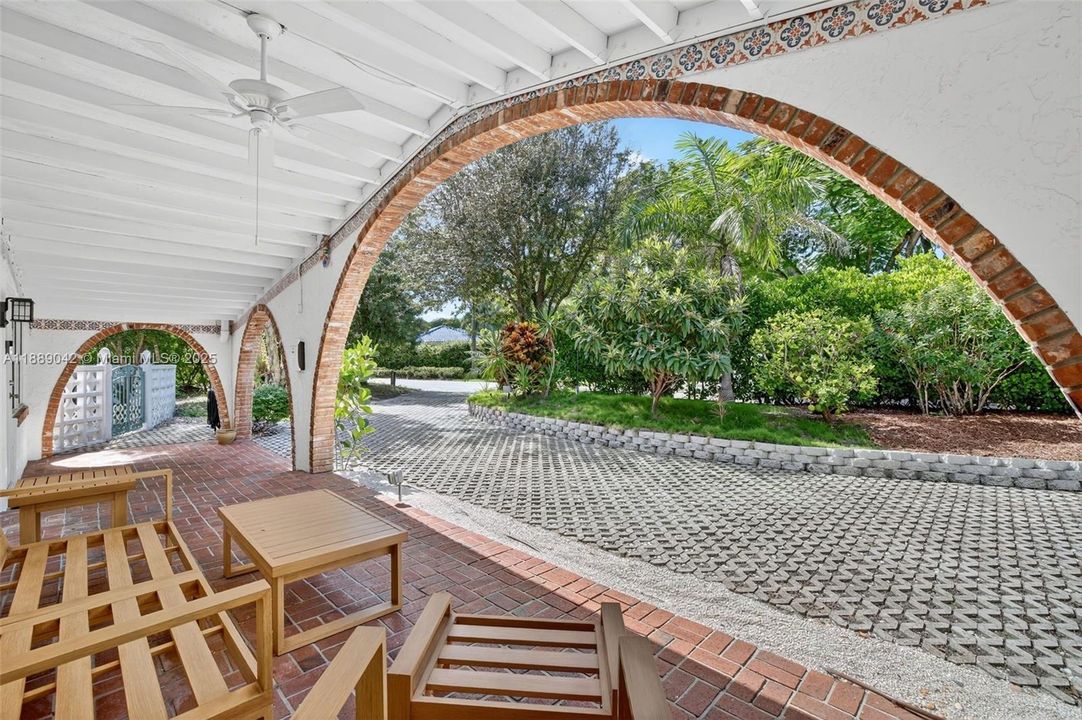 合同活跃: $890,000 (2 贝兹, 2 浴室, 1564 平方英尺)