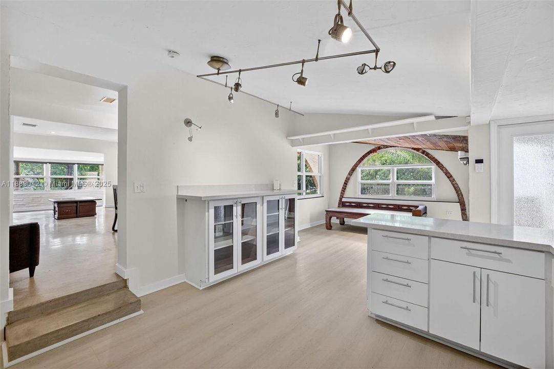 合同活跃: $890,000 (2 贝兹, 2 浴室, 1564 平方英尺)