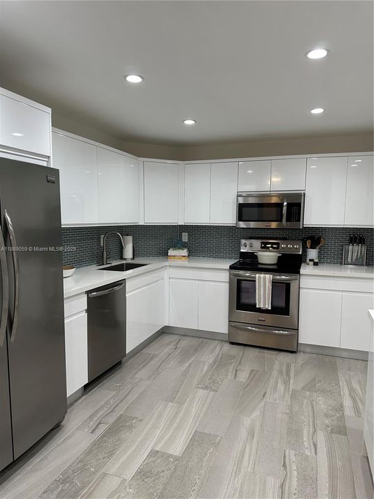 Active With Contract: $6,300 (2 beds, 2 baths, 1404 Square Feet)