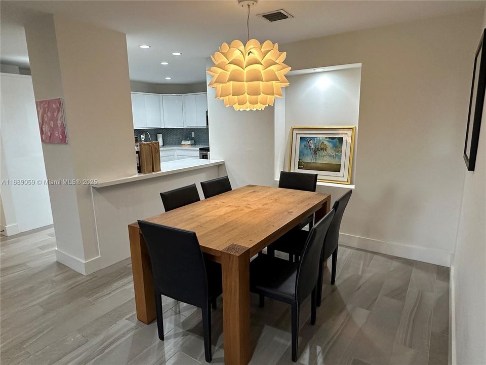 Active With Contract: $6,300 (2 beds, 2 baths, 1404 Square Feet)