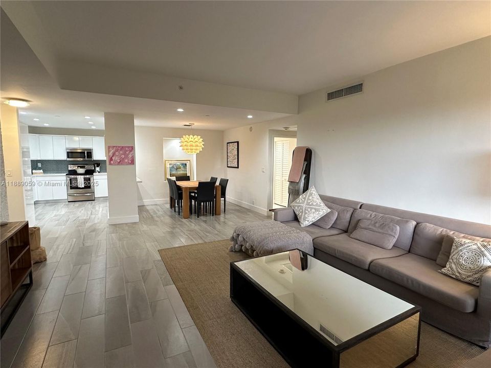 Active With Contract: $6,300 (2 beds, 2 baths, 1404 Square Feet)