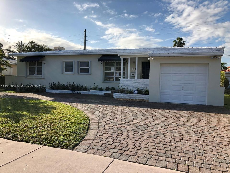 Active With Contract: $3,700 (2 beds, 1 baths, 1496 Square Feet)