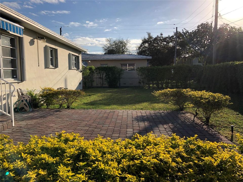 Active With Contract: $3,700 (2 beds, 1 baths, 1496 Square Feet)