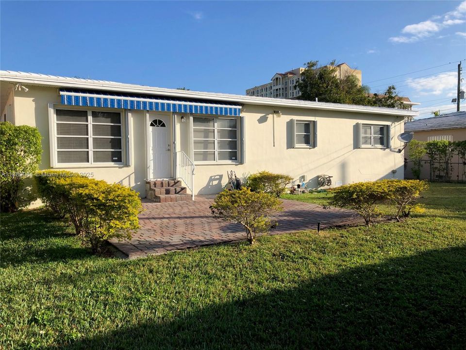 Active With Contract: $3,700 (2 beds, 1 baths, 1496 Square Feet)