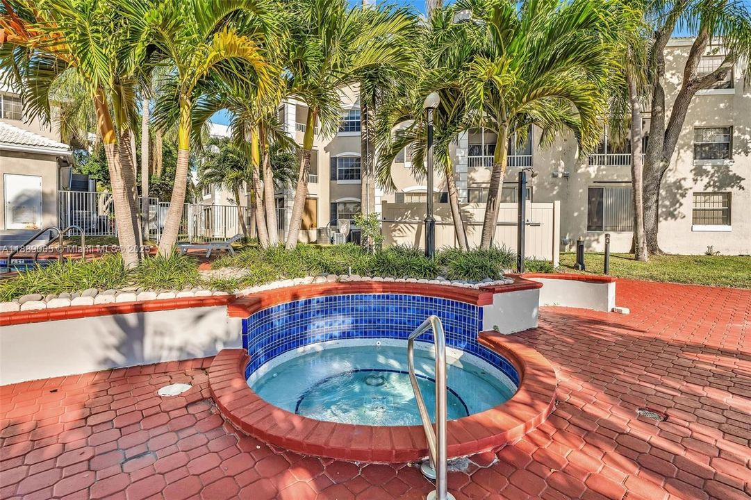 合同活跃: $1,895 (1 贝兹, 1 浴室, 844 平方英尺)