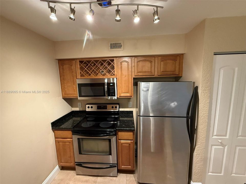 合同活跃: $1,895 (1 贝兹, 1 浴室, 844 平方英尺)