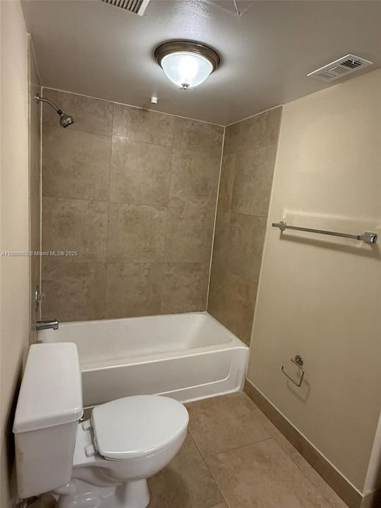 合同活跃: $1,895 (1 贝兹, 1 浴室, 844 平方英尺)