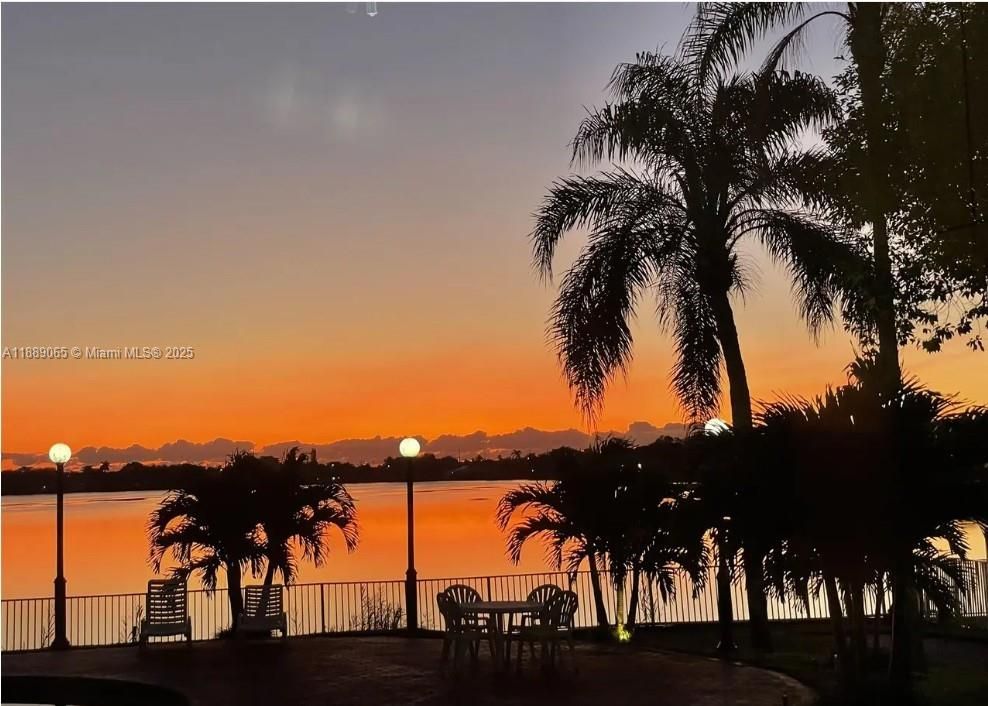 合同活跃: $1,895 (1 贝兹, 1 浴室, 844 平方英尺)