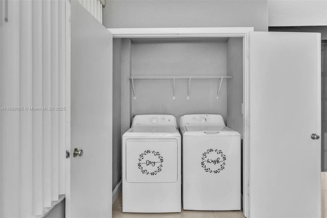 合同活跃: $1,895 (1 贝兹, 1 浴室, 844 平方英尺)