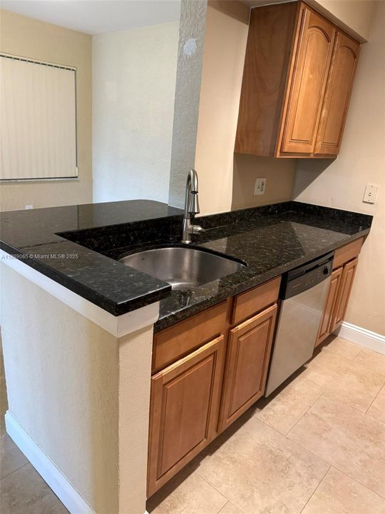 合同活跃: $1,895 (1 贝兹, 1 浴室, 844 平方英尺)