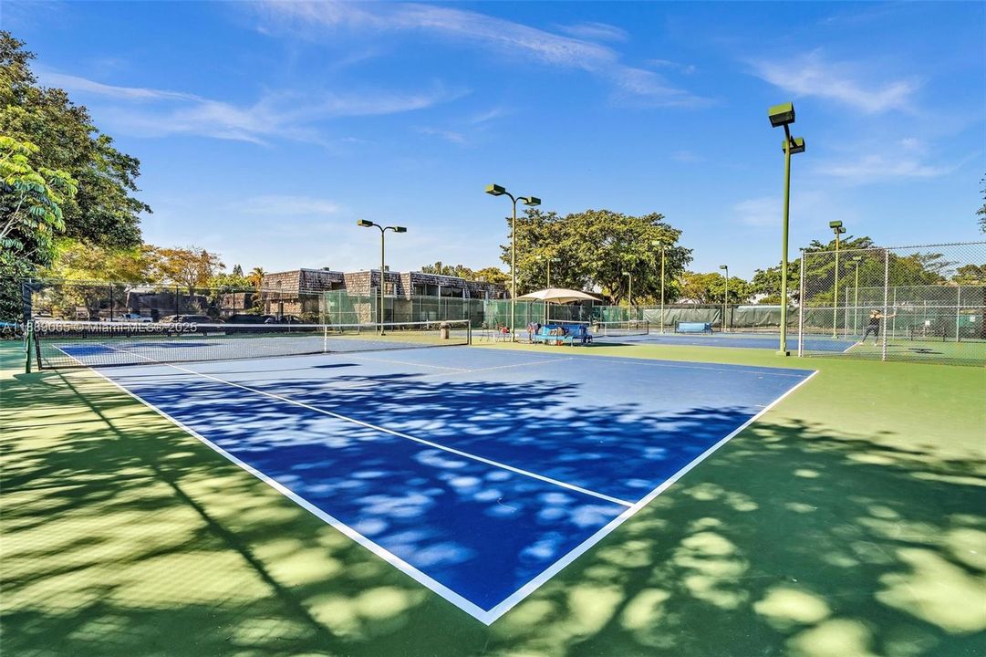 合同活跃: $1,895 (1 贝兹, 1 浴室, 844 平方英尺)