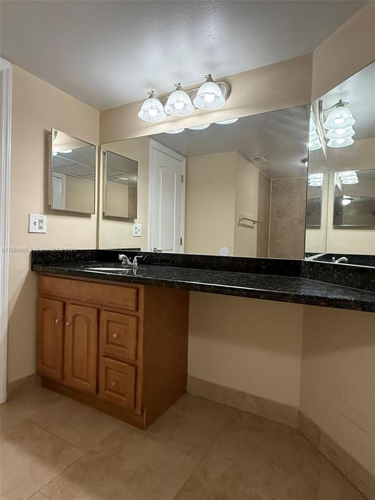 合同活跃: $1,895 (1 贝兹, 1 浴室, 844 平方英尺)