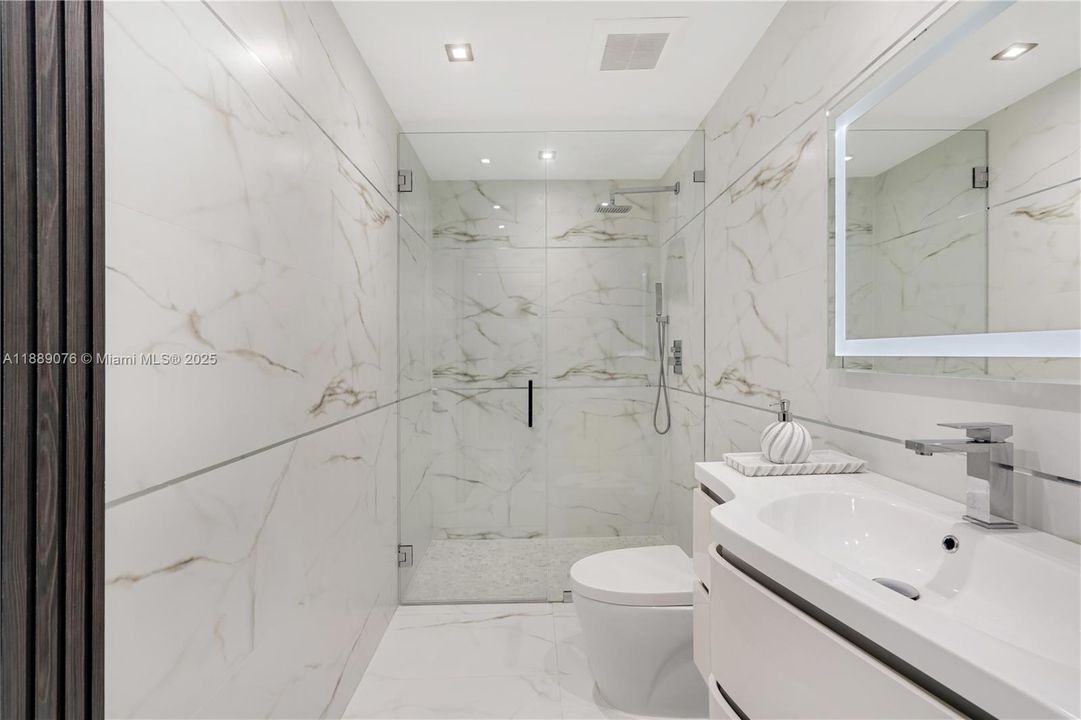 En Venta: $1,280,000 (4 camas, 3 baños, 3005 Pies cuadrados)