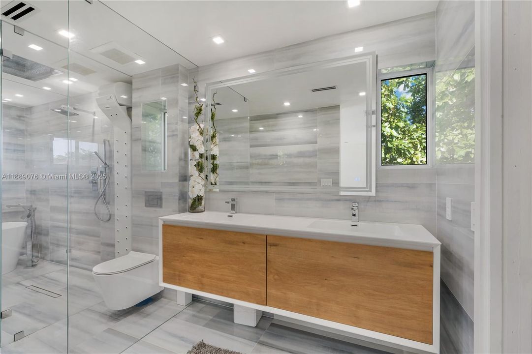 En Venta: $1,280,000 (4 camas, 3 baños, 3005 Pies cuadrados)