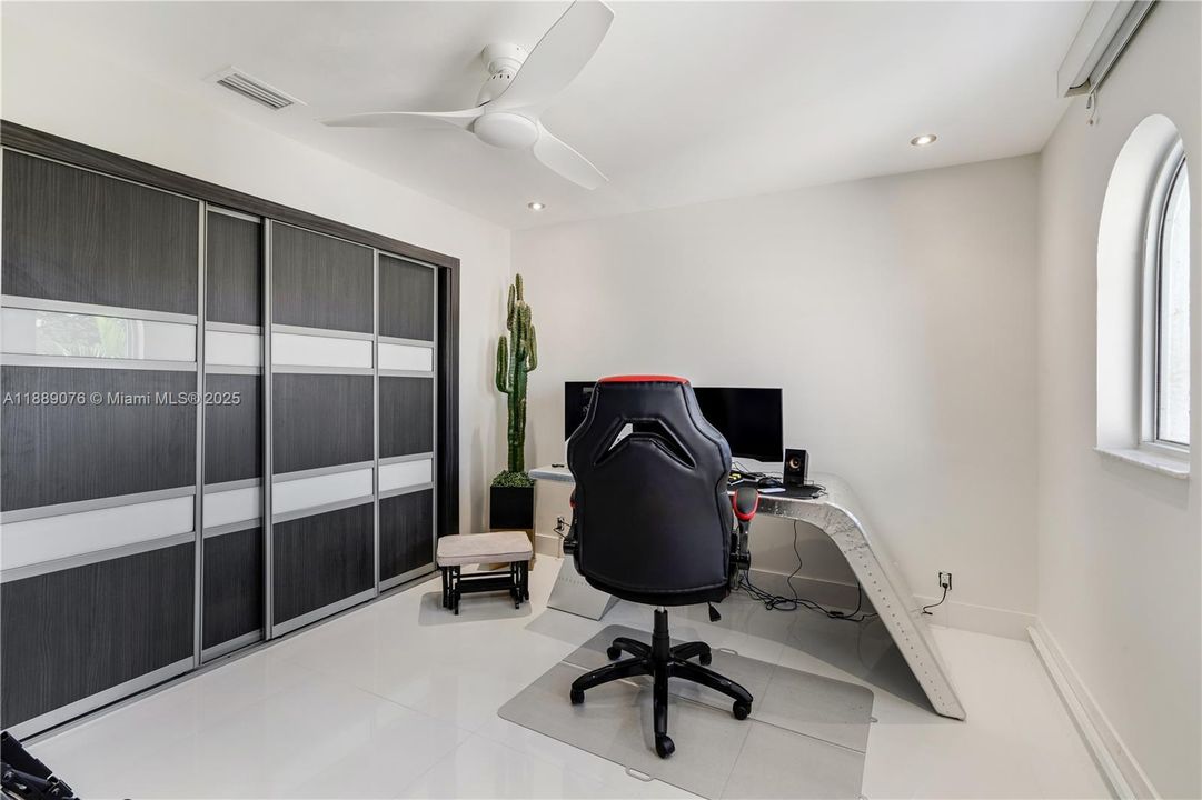 En Venta: $1,280,000 (4 camas, 3 baños, 3005 Pies cuadrados)