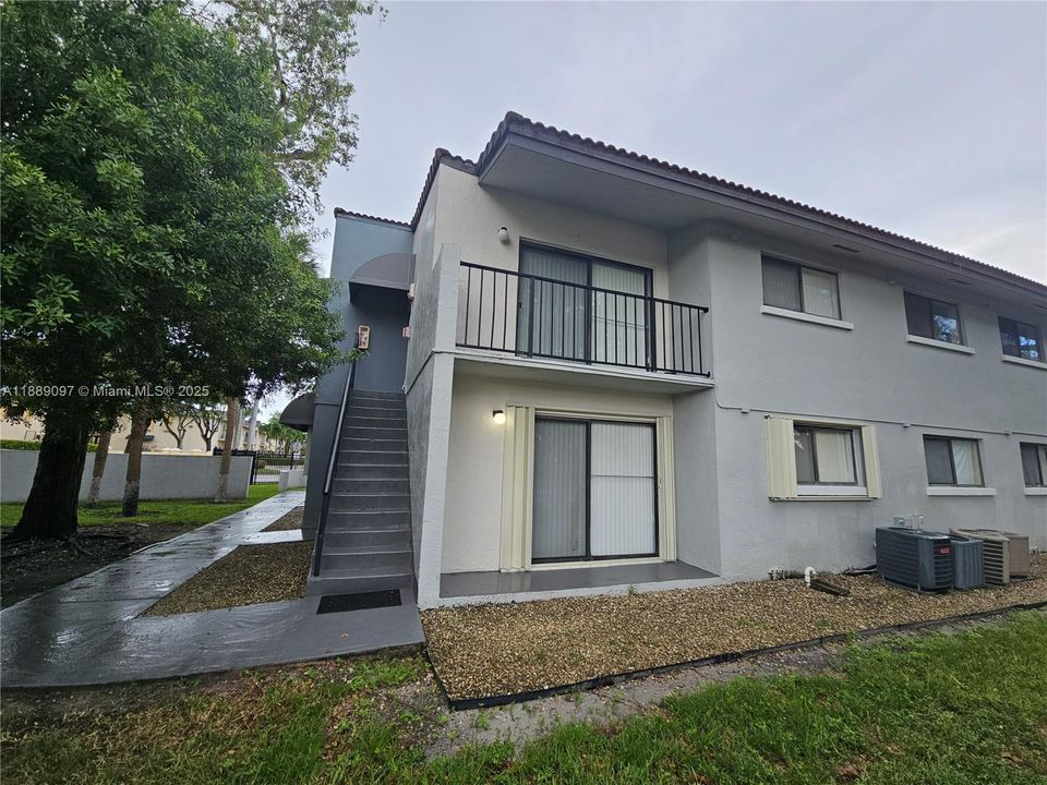 合同活跃: $1,700 (1 贝兹, 1 浴室, 648 平方英尺)