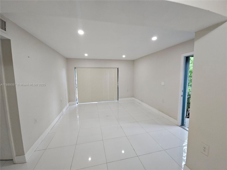 合同活跃: $1,700 (1 贝兹, 1 浴室, 648 平方英尺)