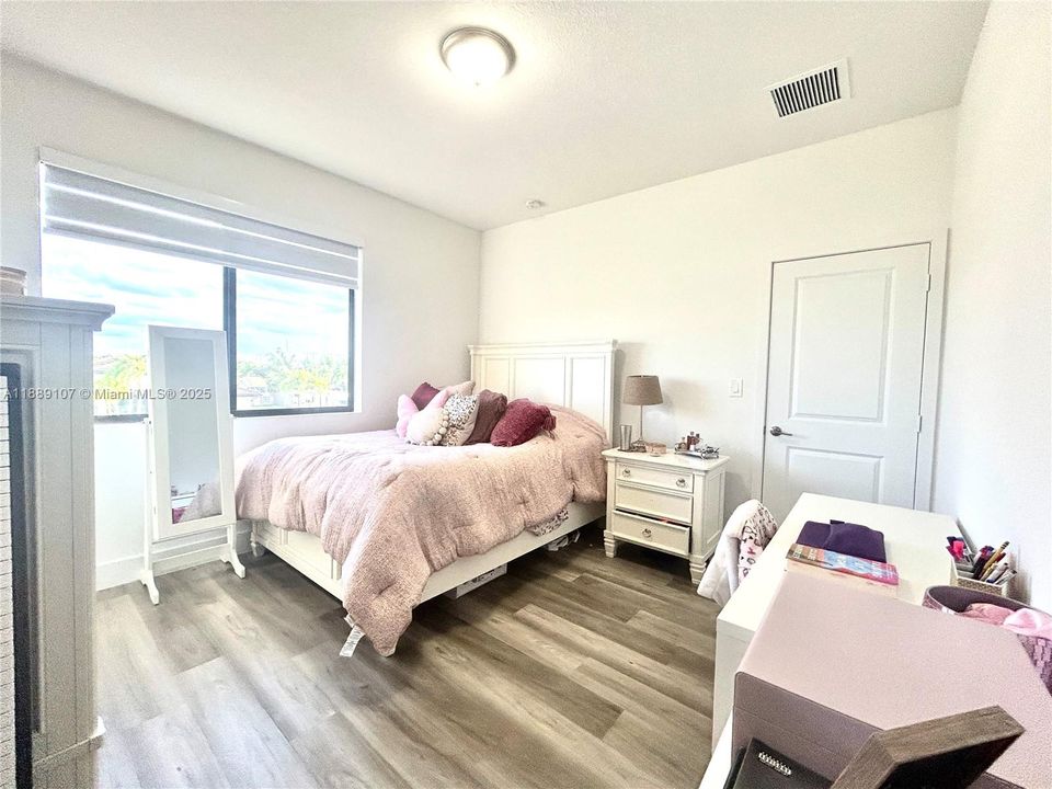 For Sale: $825,000 (5 beds, 4 baths, 2508 Square Feet)