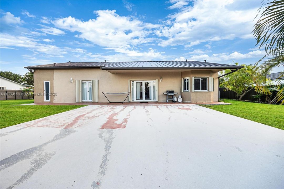 For Sale: $799,900 (4 beds, 2 baths, 2095 Square Feet)