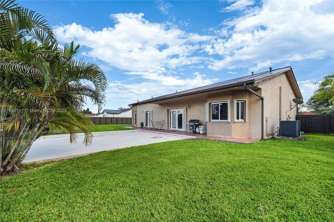 For Sale: $799,900 (4 beds, 2 baths, 2095 Square Feet)