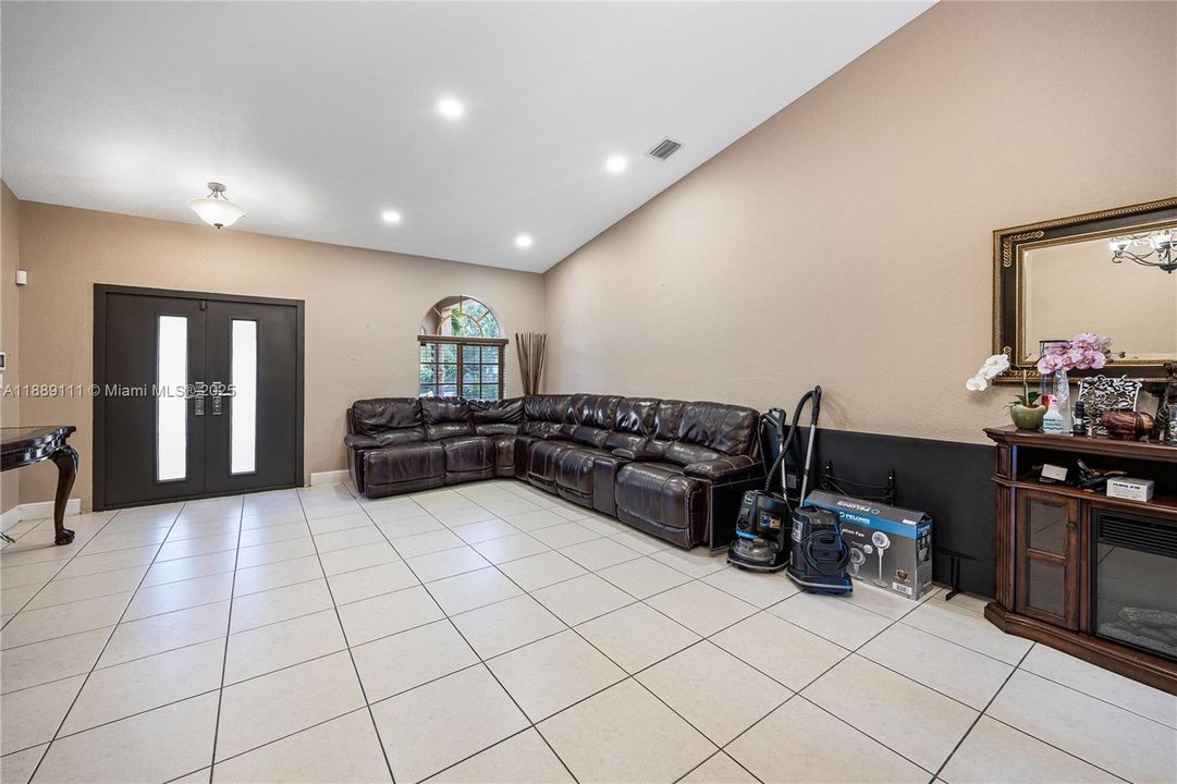 For Sale: $799,900 (4 beds, 2 baths, 2095 Square Feet)