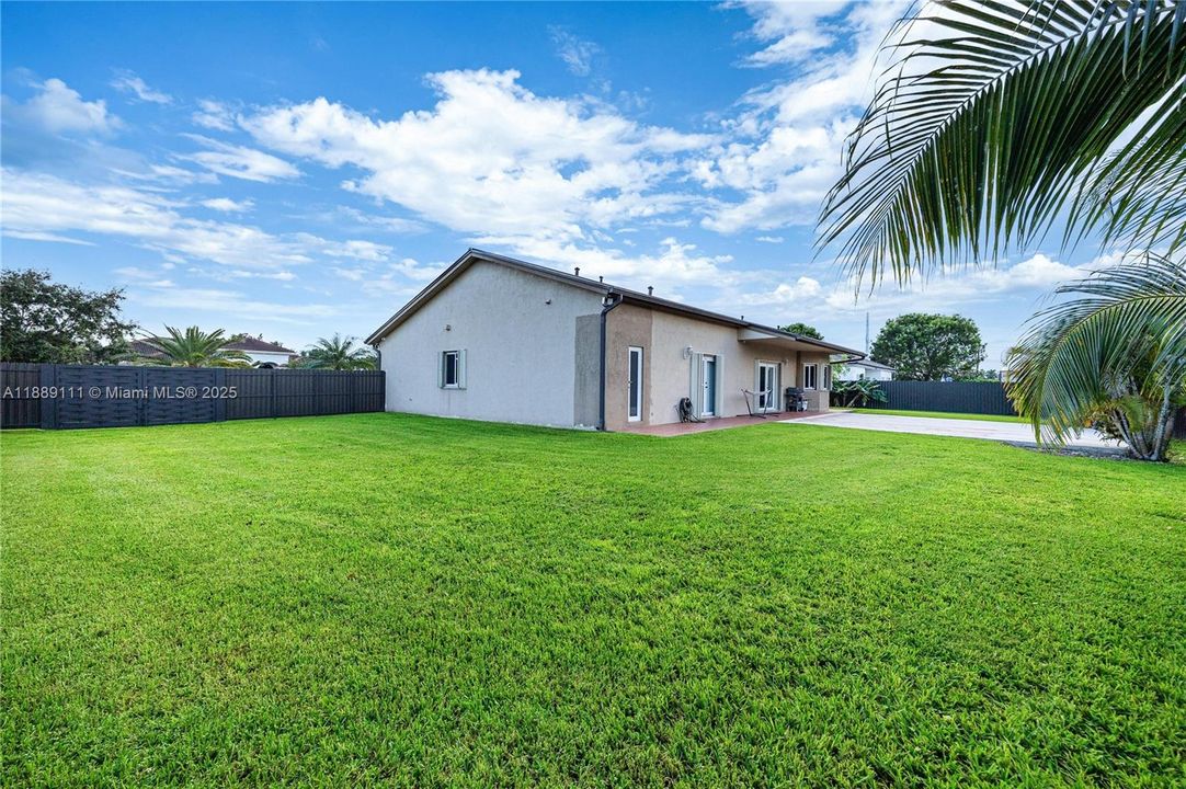 For Sale: $799,900 (4 beds, 2 baths, 2095 Square Feet)