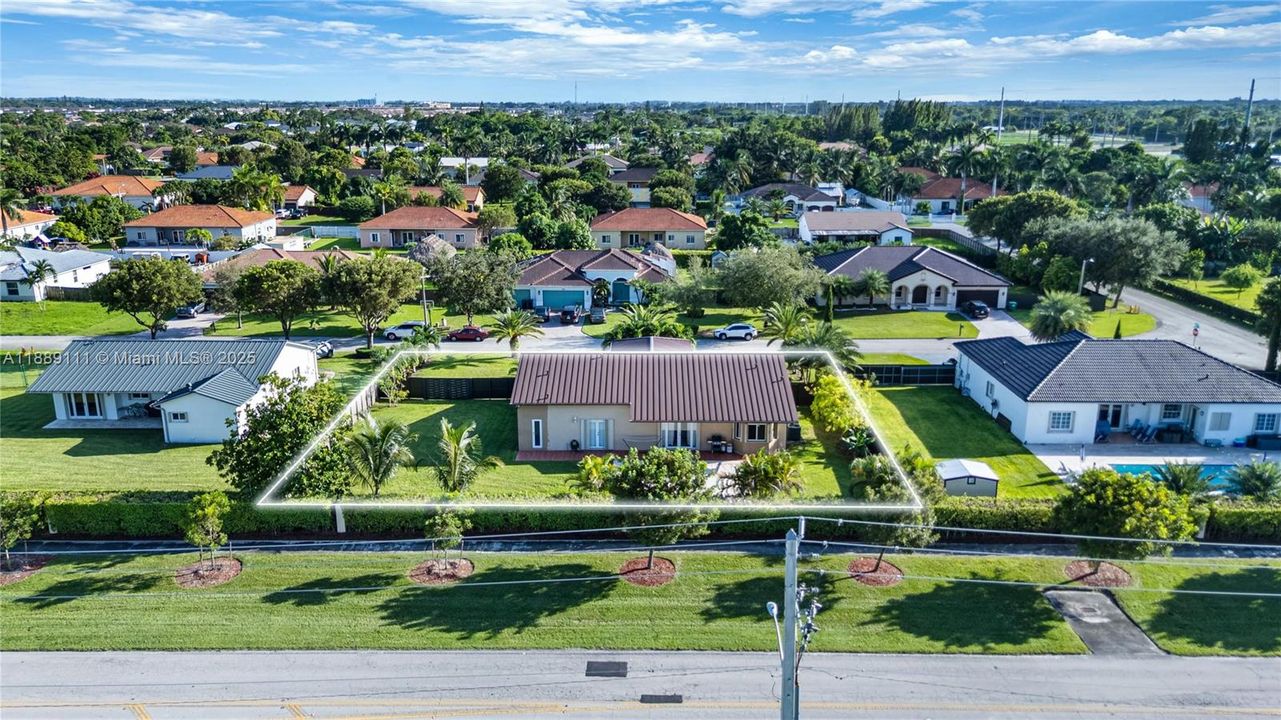 For Sale: $799,900 (4 beds, 2 baths, 2095 Square Feet)