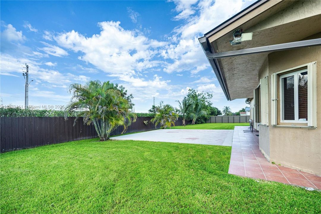 For Sale: $799,900 (4 beds, 2 baths, 2095 Square Feet)