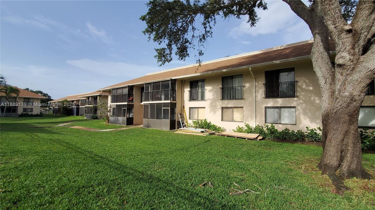 Active With Contract: $1,950 (2 beds, 2 baths, 884 Square Feet)