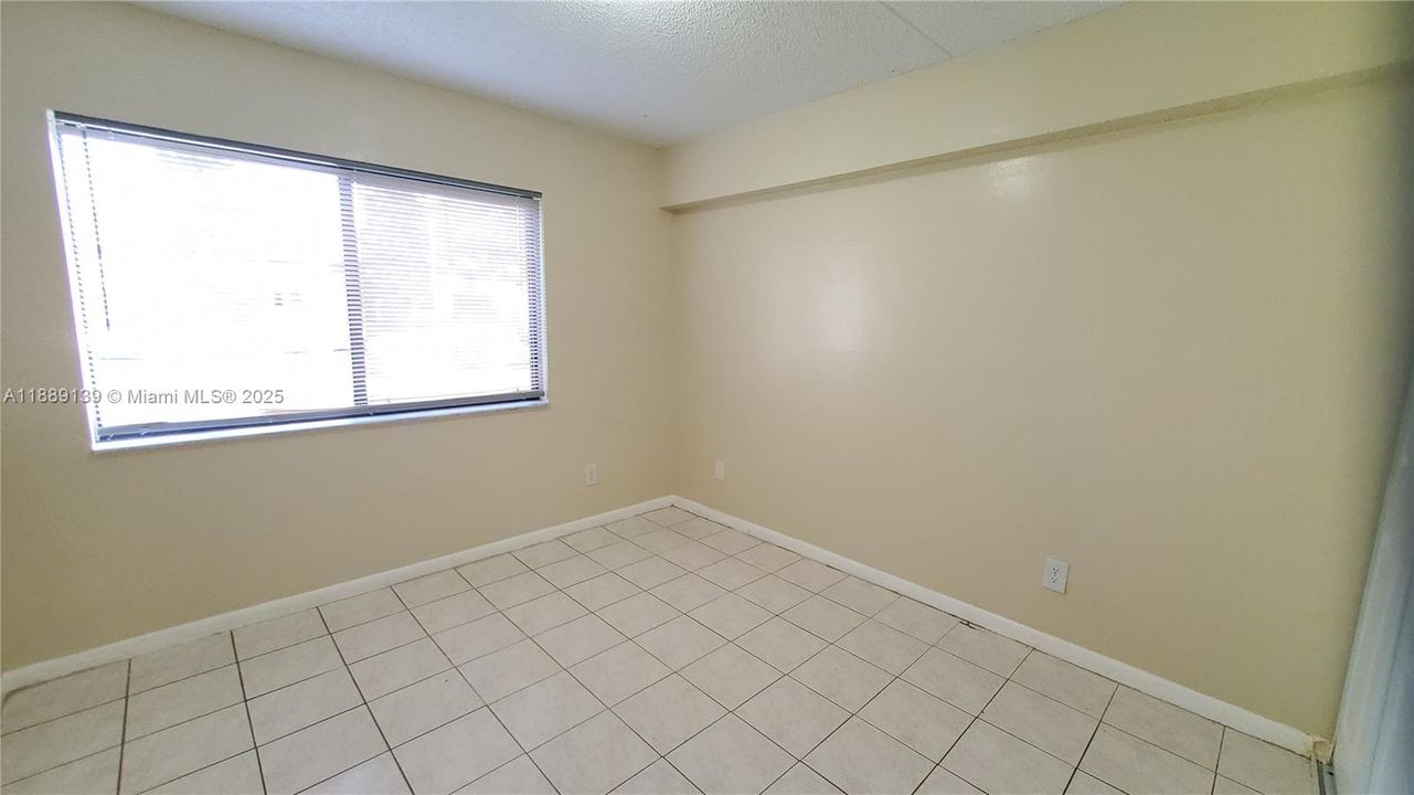 Active With Contract: $1,950 (2 beds, 2 baths, 884 Square Feet)