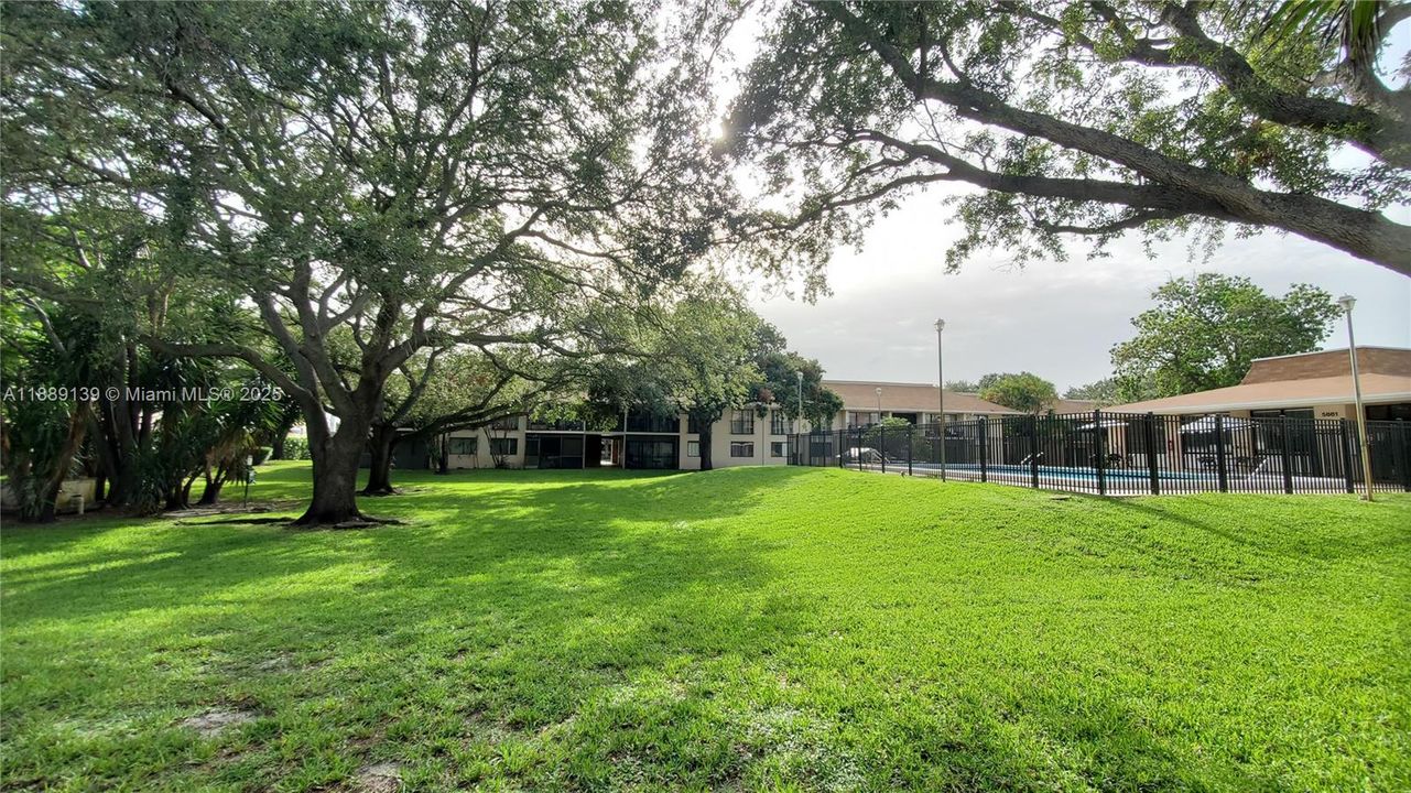 Active With Contract: $1,950 (2 beds, 2 baths, 884 Square Feet)