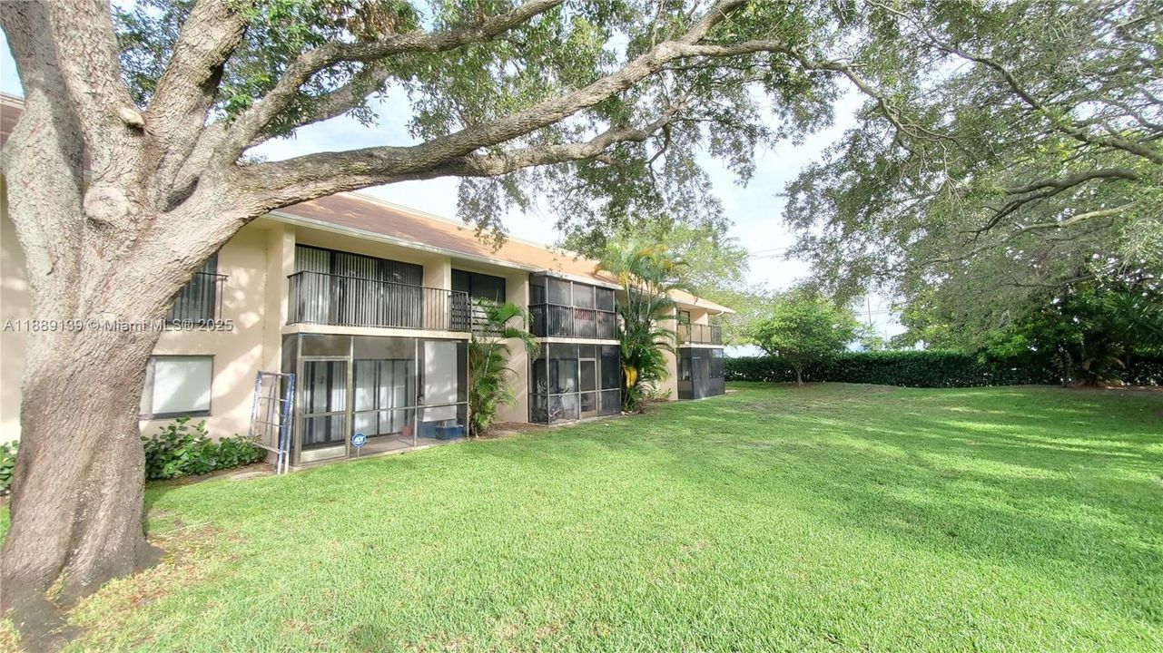 Active With Contract: $1,950 (2 beds, 2 baths, 884 Square Feet)