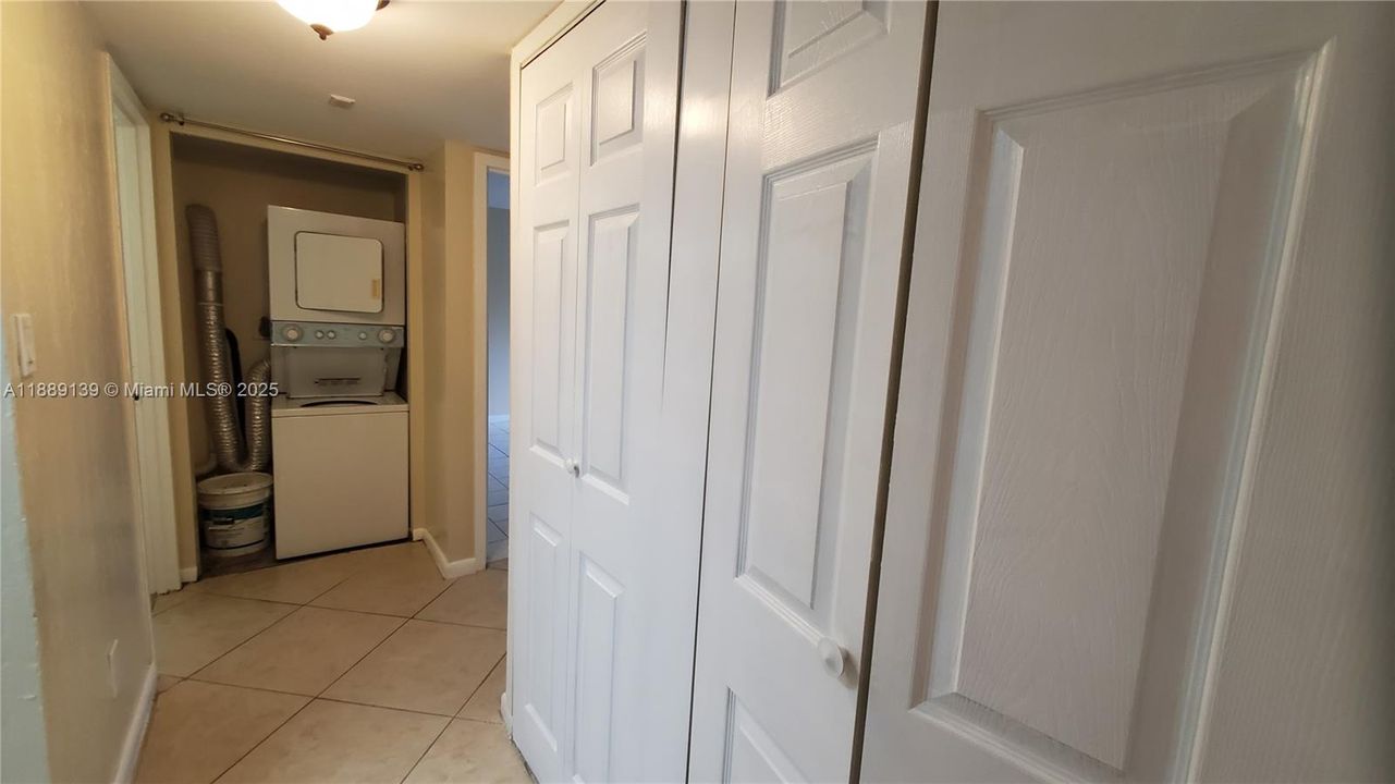 Active With Contract: $1,950 (2 beds, 2 baths, 884 Square Feet)