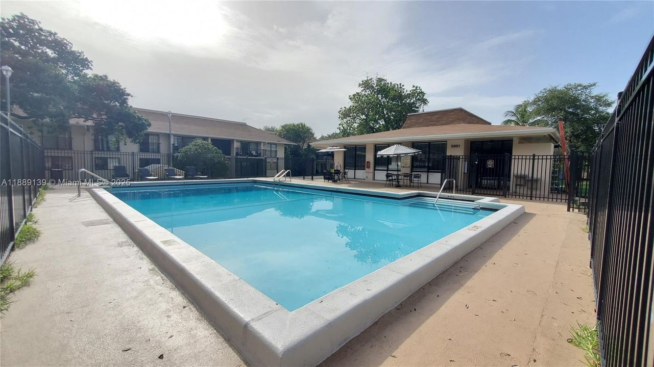 Active With Contract: $1,950 (2 beds, 2 baths, 884 Square Feet)