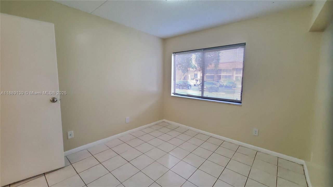 Active With Contract: $1,950 (2 beds, 2 baths, 884 Square Feet)