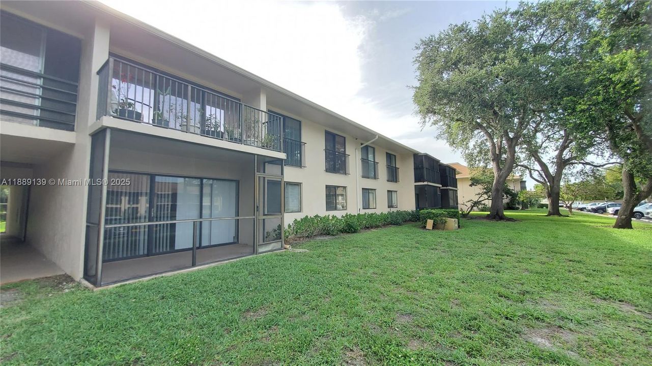 Active With Contract: $1,950 (2 beds, 2 baths, 884 Square Feet)