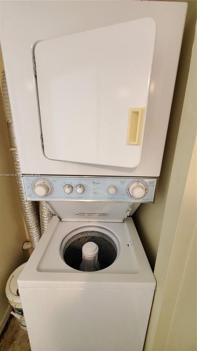 Active With Contract: $1,950 (2 beds, 2 baths, 884 Square Feet)