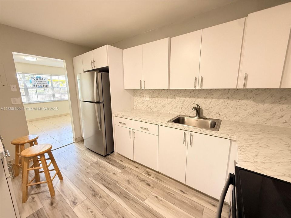 На продажу: $222,000 (2 спален, 2 ванн, 852 Квадратных фут)