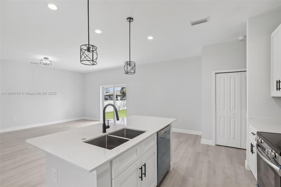 Recently Rented: $2,100 (4 beds, 2 baths, 1612 Square Feet)