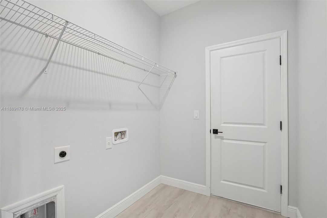 Recently Rented: $2,100 (4 beds, 2 baths, 1612 Square Feet)