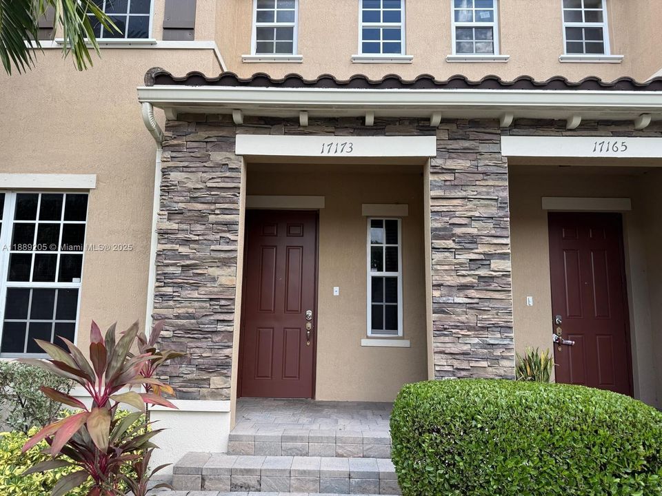 最近租的: $2,900 (3 贝兹, 2 浴室, 1740 平方英尺)