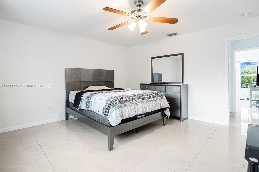 待售: $425,000 (2 贝兹, 1 浴室, 1330 平方英尺)