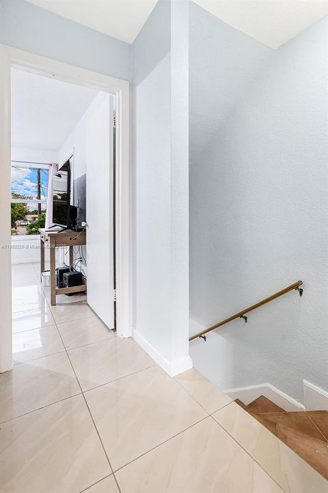 待售: $425,000 (2 贝兹, 1 浴室, 1330 平方英尺)