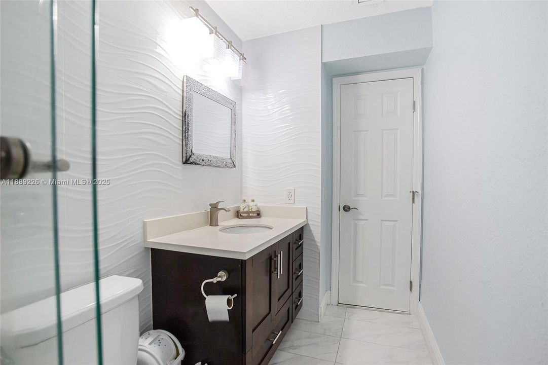 待售: $425,000 (2 贝兹, 1 浴室, 1330 平方英尺)