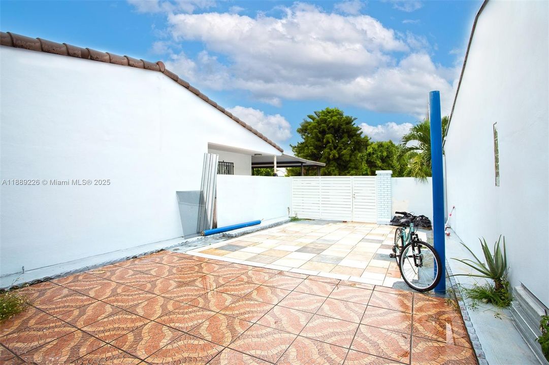 待售: $425,000 (2 贝兹, 1 浴室, 1330 平方英尺)